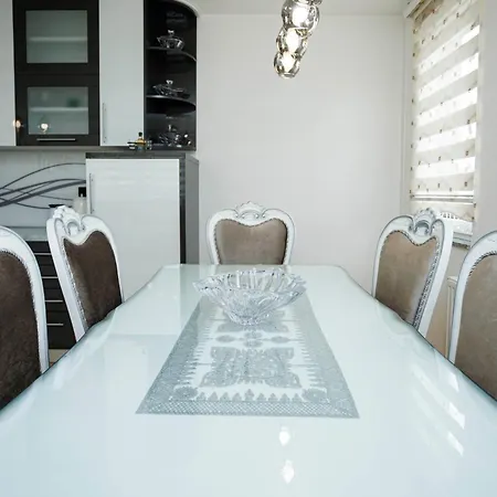 Luxury Apartment *