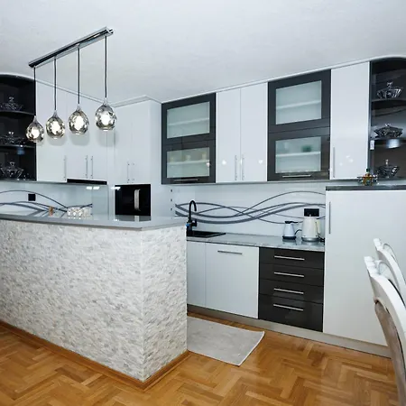 Luxury Apartment *